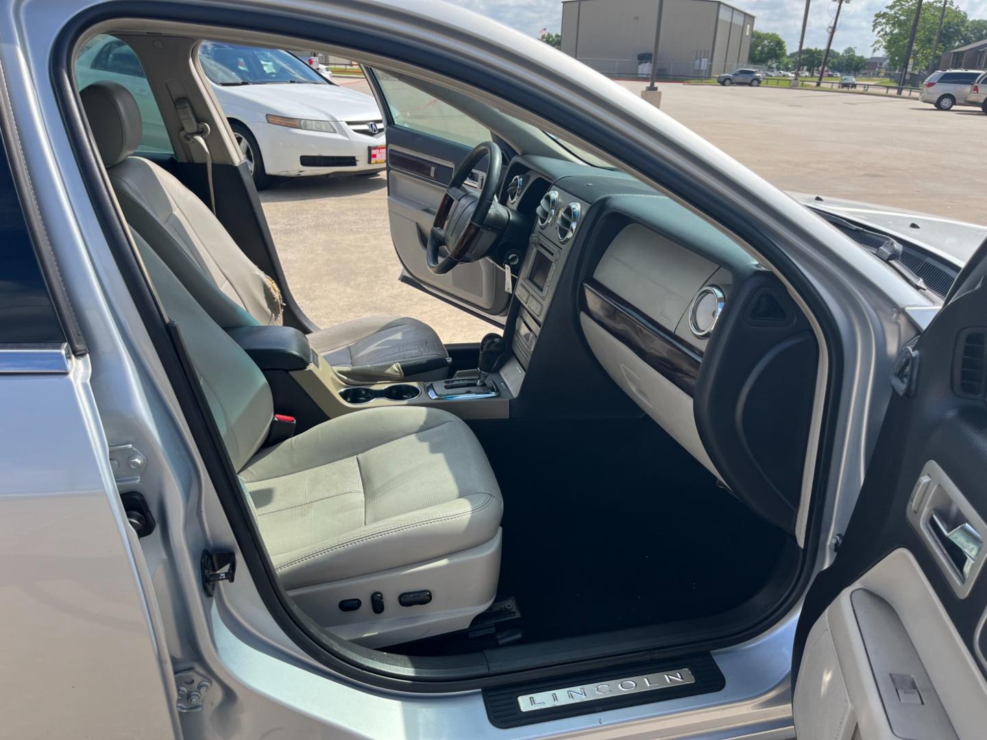 2006 SILVER /gray Lincoln Zephyr Base (3LNHM26146R) with an 3.0L V6 DOHC 24V engine, 6-Speed Automatic Overdrive transmission, located at 14700 Tomball Parkway 249, Houston, TX, 77086, (281) 444-2200, 29.928619, -95.504074 - Photo#11